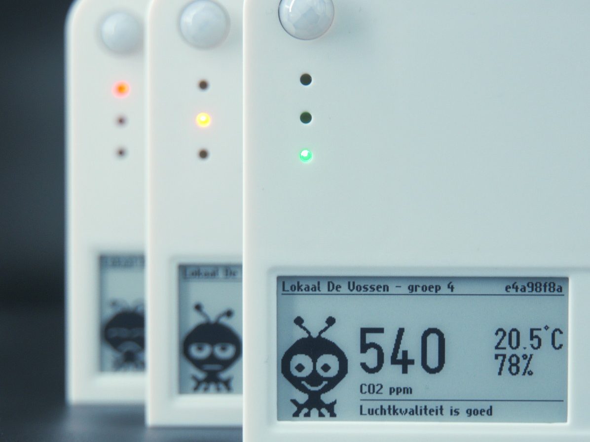 Drie iotta-binnenklimaatsensoren met e-inkdisplay dat 540 ppm CO₂, 20,5 °C en 78% luchtvochtigheid toont, met rode, oranje en groene statusindicatie