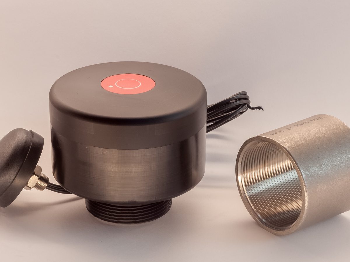 Industriële iotta-niveausensor met metalen behuizing en schroefdraadaansluiting voor montage op een tank