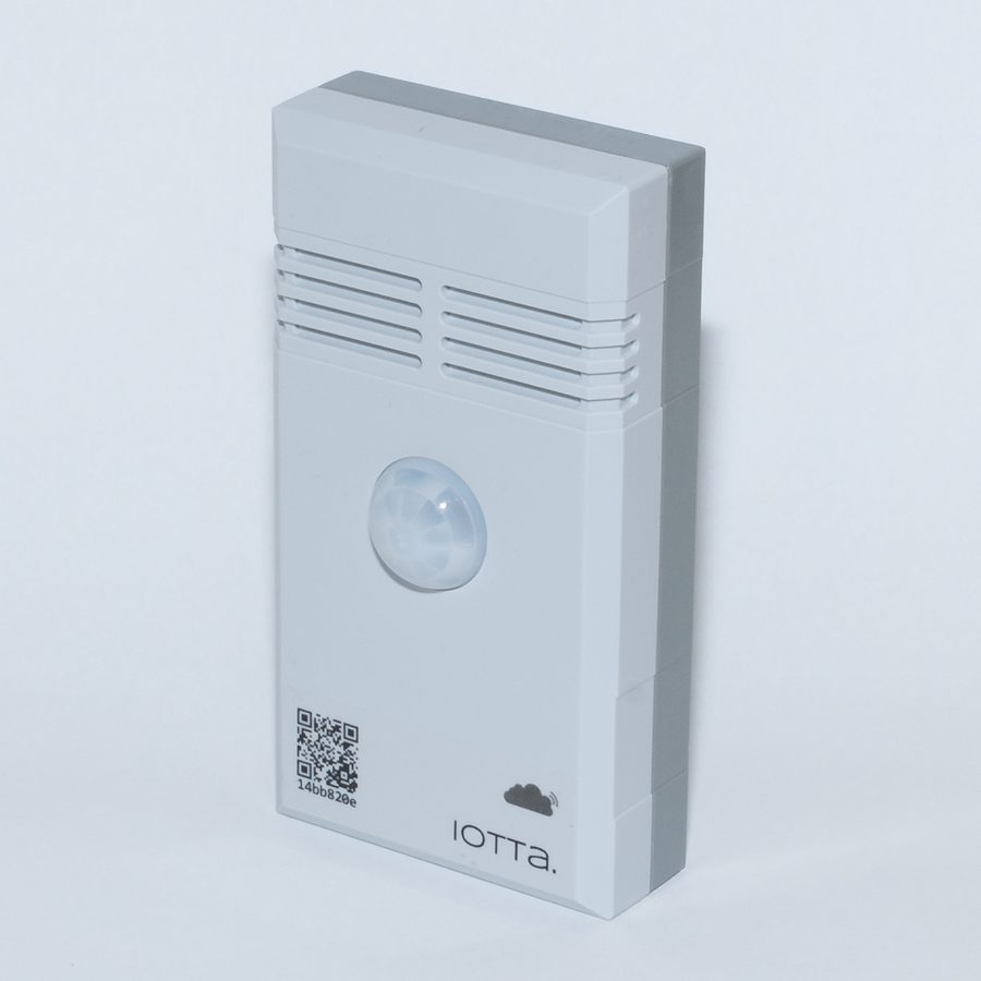 De draadloze iotta-binnenklimaatsensor: een compacte witte wandsensor met bewegingsmelder, ventilatiesleuven en QR-code