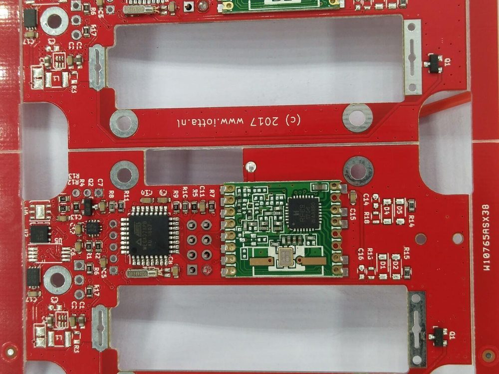 Productiepaneel met printplaten van iotta-sensoren, voorzien van radiomodules en het opschrift www.iotta.nl