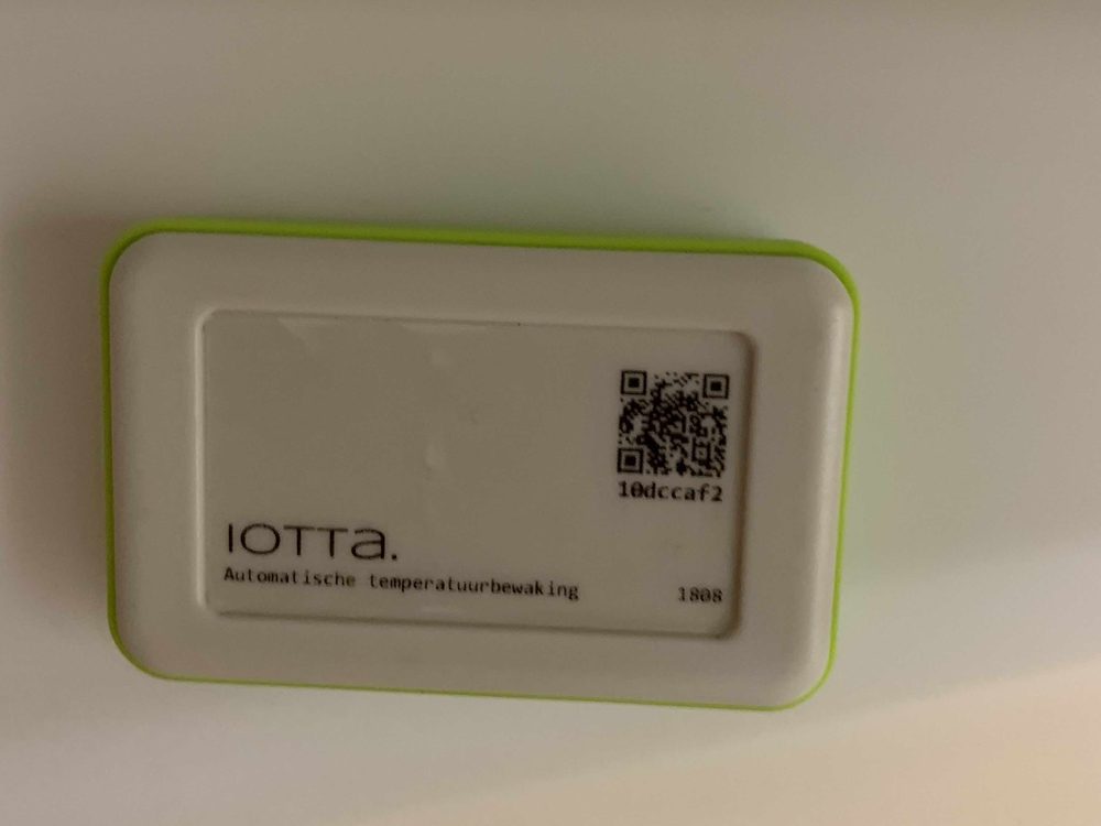 Draadloze iotta-temperatuursensor met het opschrift 'Automatische temperatuurbewaking', gemonteerd tegen een plafond